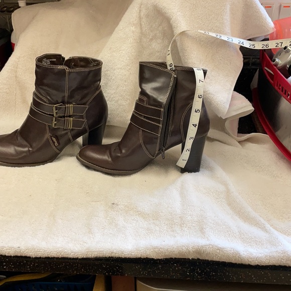 Brown high-heeled boots - Picture 3 of 3